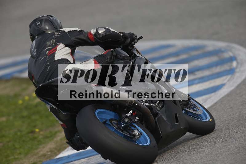 /Archiv-2024/01 26.-28.01.2024 Moto Center Thun Jerez/Gruppe gruen-green/backside